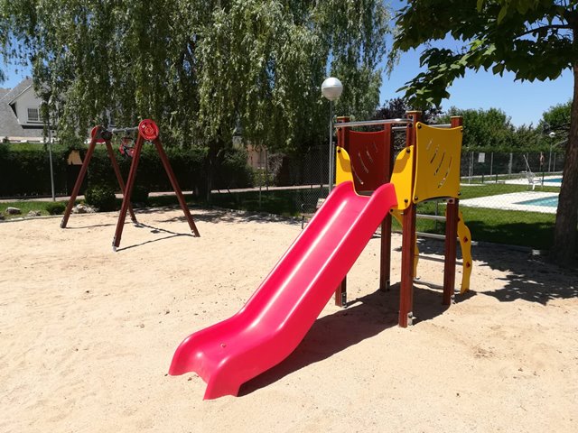 Torre con tobogán y columpios para parques infantiles