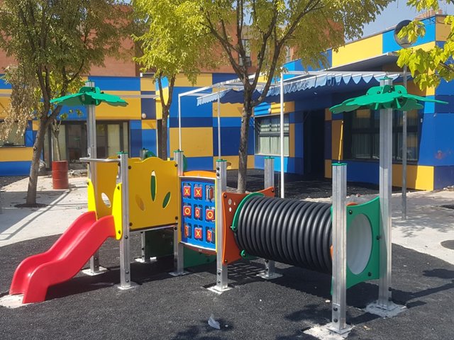 Casita con tobogán y paneles lúdicos para parques infantiles