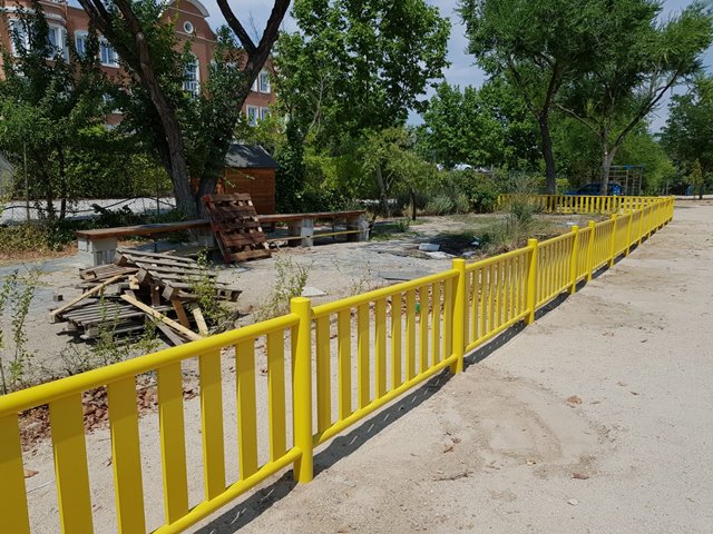 Vallas metálicas de colores para parques infantiles en colegios