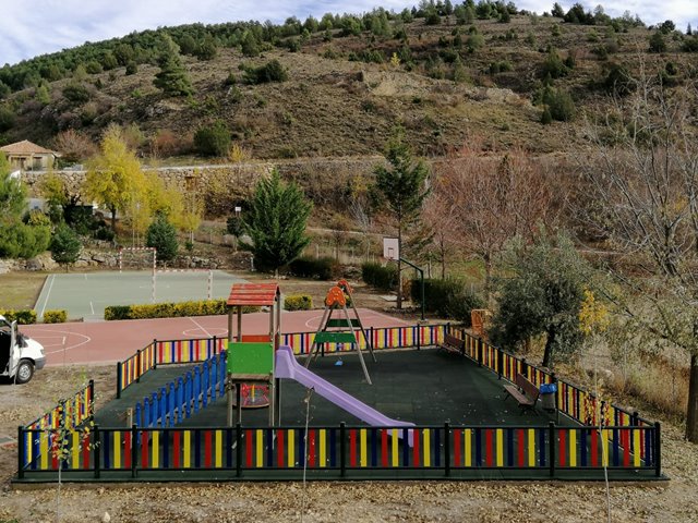 Vallas para parques infantiles y suelos de caucho continuo