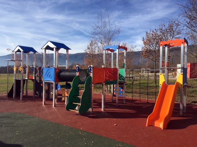 Torres, toboganes, trepas y rocódromos para parques infantiles antivandálicos