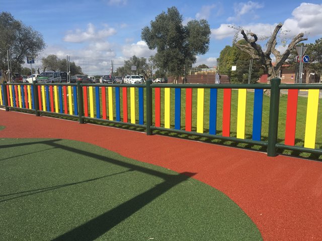 Vallas parques infantiles y pavimento de caucho continuo