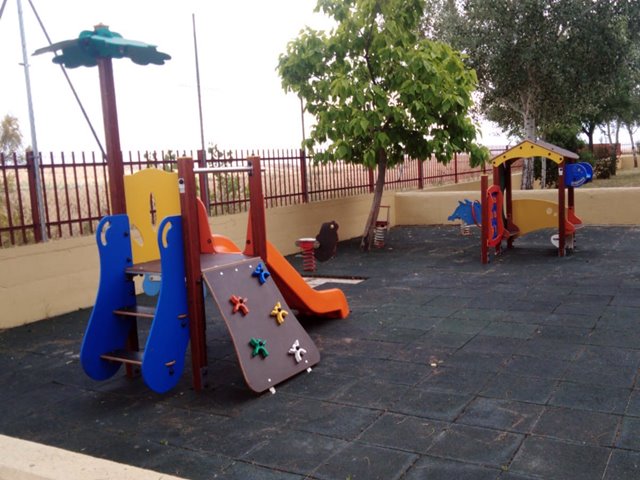 Casitas tobogán para parques infantiles Colegio Valderrabe.