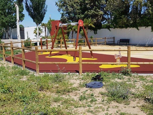 Parque infantil y Pavimento de caucho continuo Finca Los Ángeles