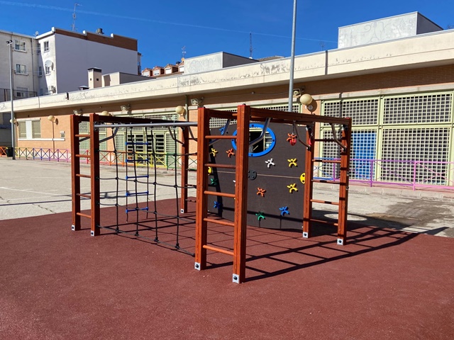 Estructura trepa y rocódromo parque infantil Colegio Público Jarama