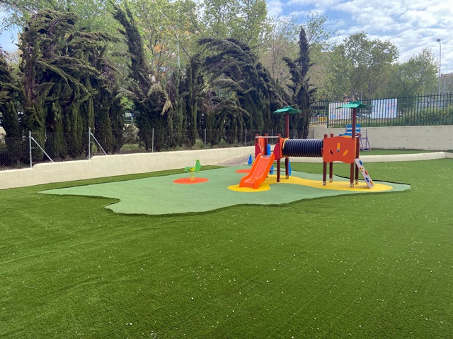 Parques infantiles y pavimento de caucho continuo Colegio José Bergamín