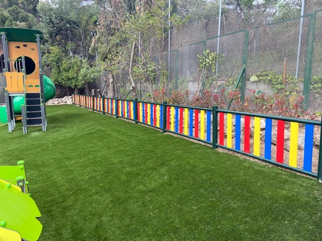 Valla metálica de colores parques infantiles colegio Liceo La Moraleja