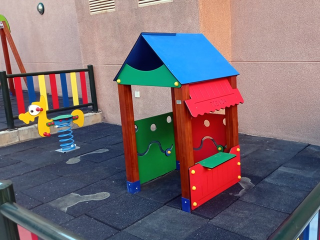 Casitas para Parques Infantiles con Paneles Lúdicos