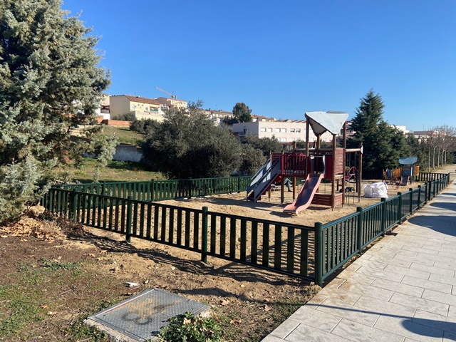 Valla metálica de colores Parque Infantil Las Eras