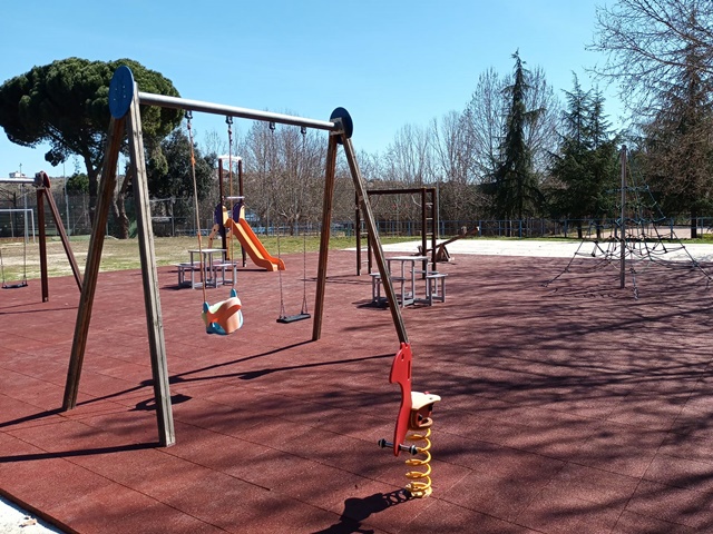 Pavimento caucho en losetas machihembradas parque infantil Centro Asturiano