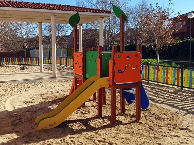 Parques Infantiles y Vallas de colores Colegio Hermanos Torá