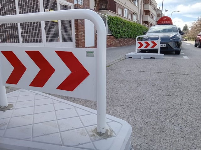 Isletas Vado con Banderola Comunidad Propietarios Atalaya, Majadahonda