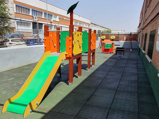 Parque Infantil con Juegos Inclusivos Colegio Astor