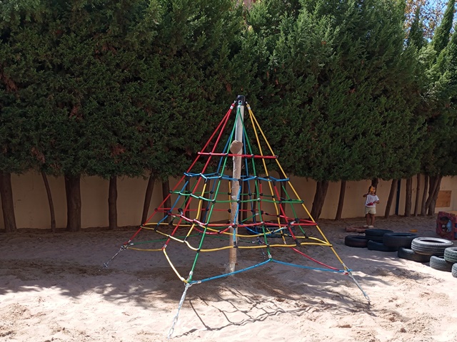 Pirámide de Cuerdas y Trepas Parque Infantil Colegio Juan Comenis