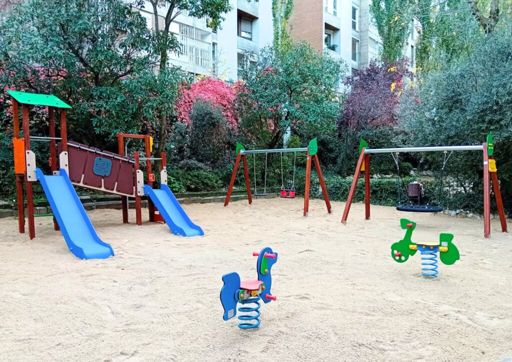 Parque infantil para la Comunidad de Propietarios Francisco Suárez