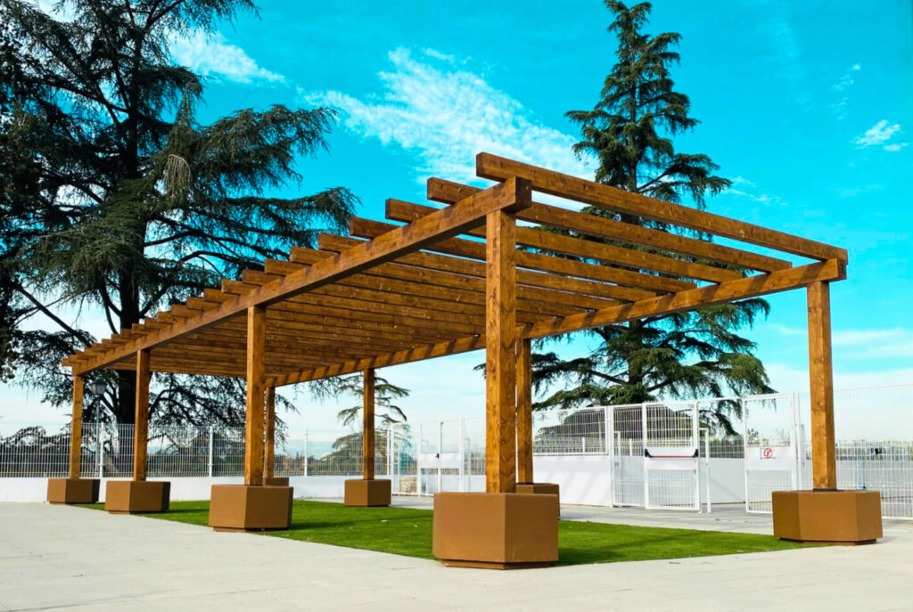 Pérgola de madera para exterior. Centro deportivo municipal.