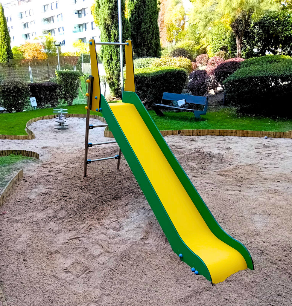 Toboganes para parques infantiles en acero y polietileno para Com. de Prop. Montecarmelo, Madrid